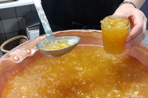 Mise en pot depuis les bassines en cuivre